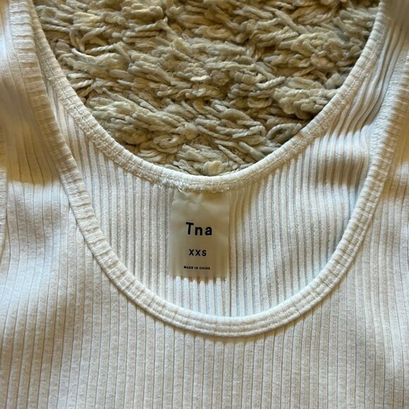 🔥 3/$20 NWOT Aritzia TNA RIbbed White Tank Top - Picture 2 of 2